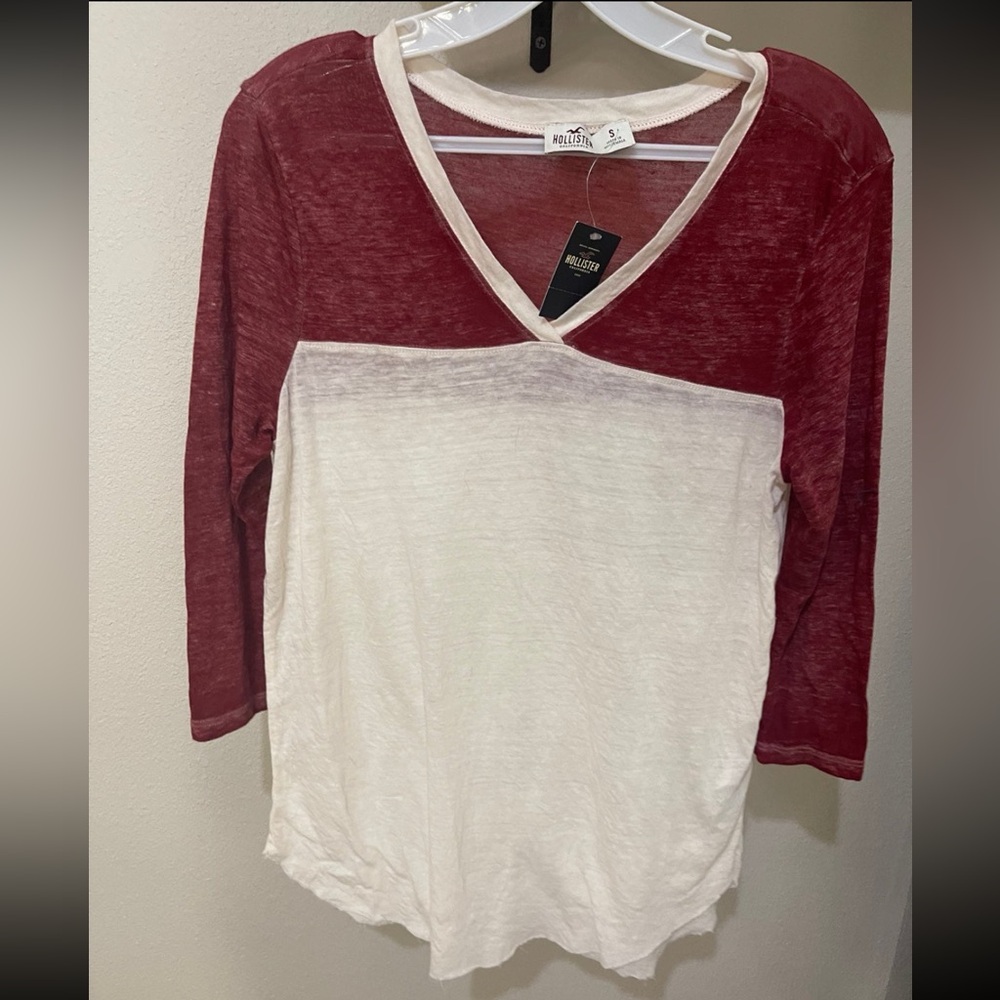 Hollister Women's Burgundy and White 3/4 Sleeve V-Neck Tee